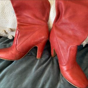 Aldo vintage high boots red.  Great condition size 38 or 7.5.  Leather